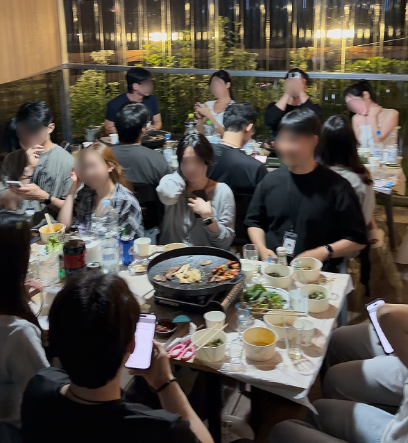 얼굴이 비식별 처리된 참가자들이 실내 프로그램에 참여하는 OVERSTAY 실제 운영 현장